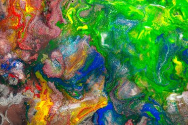 Parıldayan Metalik Renklerle Canlı Soyut Akışkan Sanat