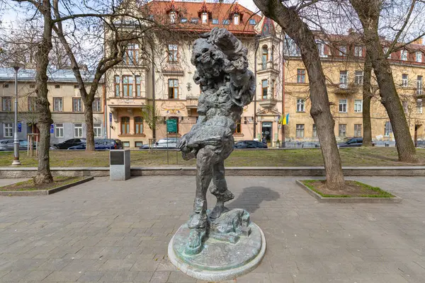 Lviv, Ukrayna - 29 Mart 2025: Lviv, Ukrayna 'daki Wolfgang Amadeus Mozart Anıtı