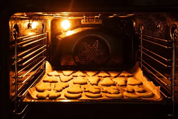 Noel Kurabiyeleri Sıcak Fırında Pişiyor