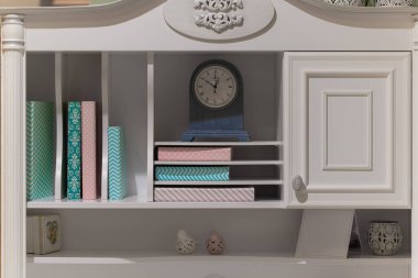 Klasik Dekor ve Kitaplı Zarif Beyaz Ekran Kabinesi