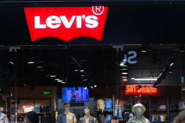 Lviv, Ukrayna - 29 Mayıs 2025: Levi 's Stefront with Iconic Red Batwing Logo at Night