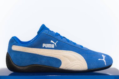 Lviv, Ukrayna - 29 Mayıs 2025: Mavi Süet Puma Speedcat Beyaz Arkaplanda OG Sneaker