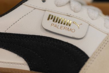 Lviv, Ukrayna - 29 Mayıs 2025: Altın Logolu Siyah ve Beyaz Puma Palermo Sneaker