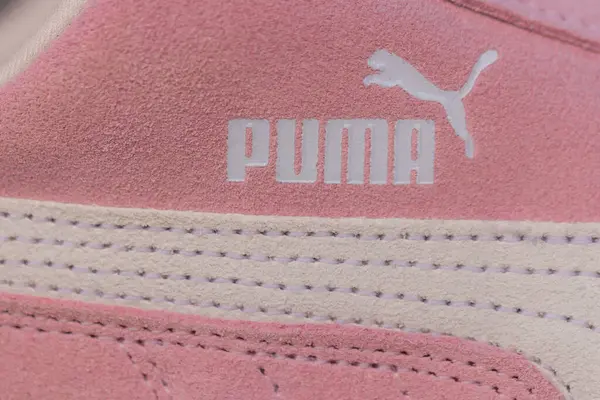 Lviv, Ukrayna - 29 Mayıs 2025: Beyaz Logolu Pembe Süet Puma Spor Ayakkabısı