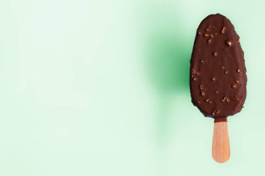 Çukulata kaplı Badem Dondurma Çubuğu