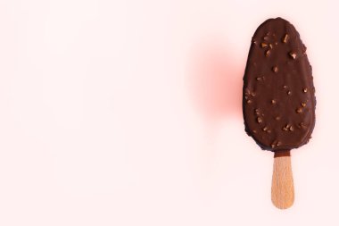 Çukulata kaplı Badem Dondurma Çubuğu