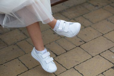 Lviv, Ukrayna - 26 Temmuz 2024: Velcro kayışlı Beyaz Puma Spor Ayakkabılı Çocuk Ayakları