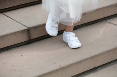 Lviv, Ukrayna - 26 Temmuz 2024: Velcro kayışlı Beyaz Puma Spor Ayakkabılı Çocuk Ayakları