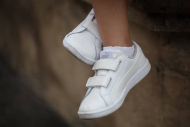 Lviv, Ukrayna - 26 Temmuz 2024: Velcro kayışlı Beyaz Puma Spor Ayakkabılı Çocuk Ayakları