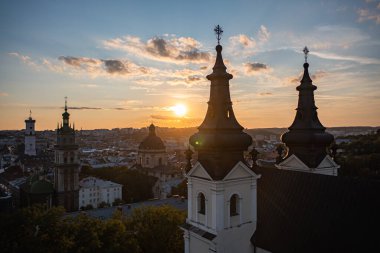 Lviv, Ukrayna - 1 Temmuz 2021: Lviv Şehri 'nin Panoramik Günbatımı Görünümü, Ukrayna