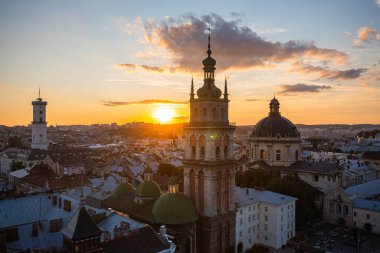 Lviv, Ukrayna - 1 Temmuz 2021: Lviv Şehri 'nin Panoramik Günbatımı Görünümü, Ukrayna