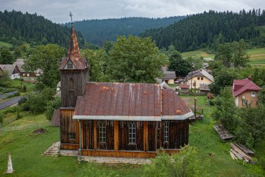 Kırsal Arazide Çan Çanı ve Haçı Olan Eski Ahşap Kilise