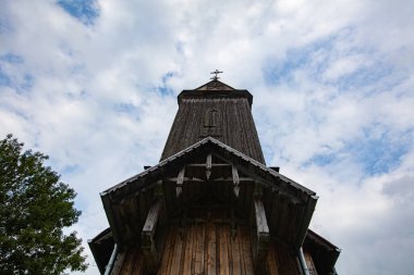 Kırsal Arazide Çan Çanı ve Haçı Olan Eski Ahşap Kilise