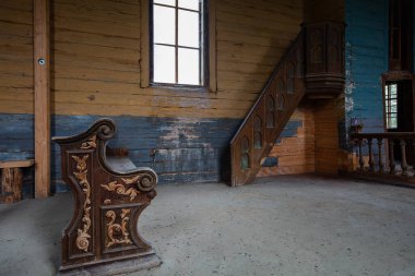 Kırsal Arazide Çan Çanı ve Haçı Olan Eski Ahşap Kilise