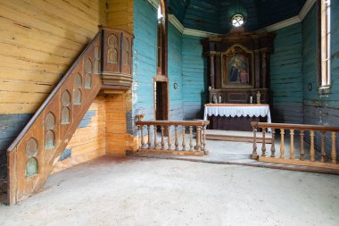 Kırsal Arazide Çan Çanı ve Haçı Olan Eski Ahşap Kilise