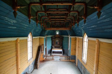 Kırsal Arazide Çan Çanı ve Haçı Olan Eski Ahşap Kilise