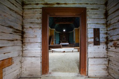 Kırsal Arazide Çan Çanı ve Haçı Olan Eski Ahşap Kilise