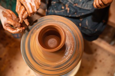 Yetişkin ve Çocuk Elleri Tekerlekli Çömlek Yapıyor