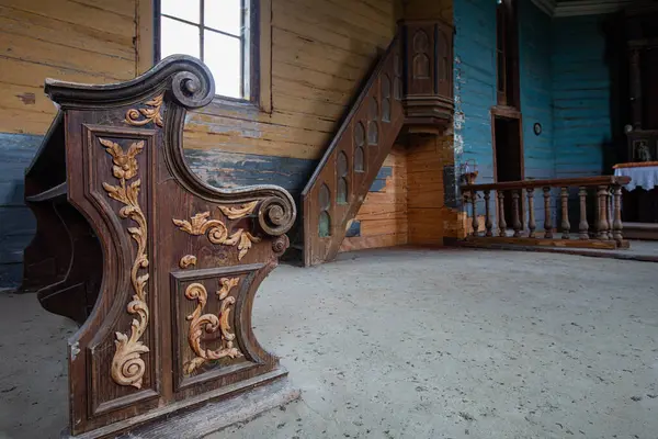 Kırsal Arazide Çan Çanı ve Haçı Olan Eski Ahşap Kilise