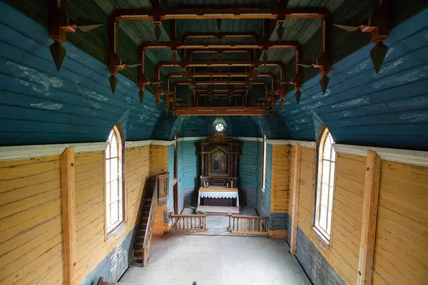 Kırsal Arazide Çan Çanı ve Haçı Olan Eski Ahşap Kilise