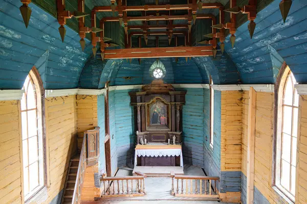 Kırsal Arazide Çan Çanı ve Haçı Olan Eski Ahşap Kilise