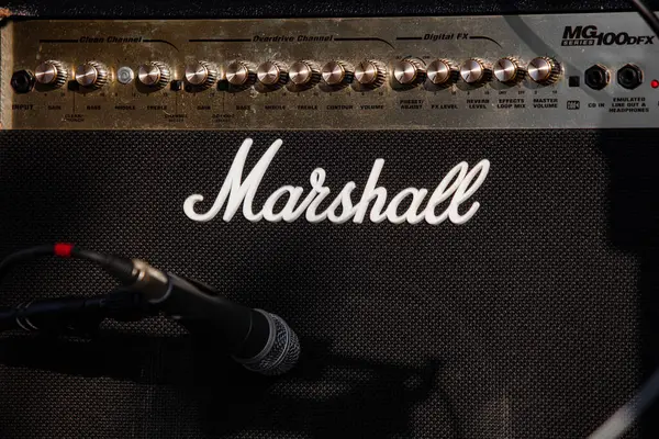 Lviv, Ukrayna - 20 Mayıs 2021: Marshall MG100DFX Mikrofonlu Gitar Yükselticisi