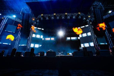 Parlak Işıklar ve Pyrotechnics ile Dinamik Konser Sahnesi