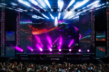 LED Ekranlı ve Kalabalıklı Büyük Konser Sahnesi