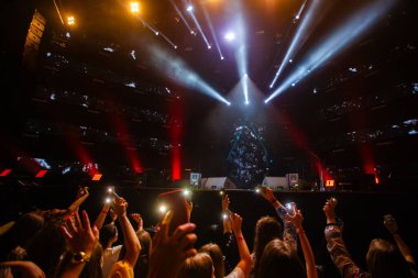 Yükseltilmiş Eller ve Sahne Işıklarıyla Pop Konseri Seyircisi