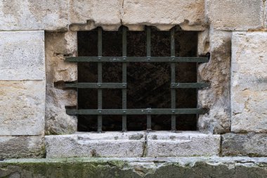 Lviv, Ukrayna 'da Eski Taş Duvarda Izgara Açılış