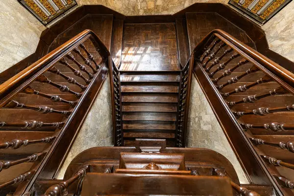 Eski Bir Binanın Büyük Merdivenlerini Süslemek