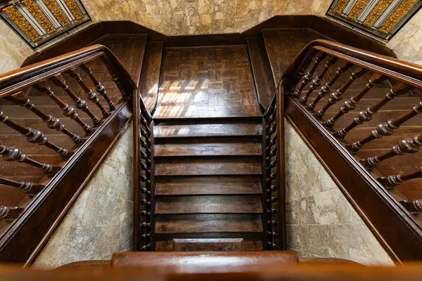 Eski Bir Binanın Büyük Merdivenlerini Süslemek