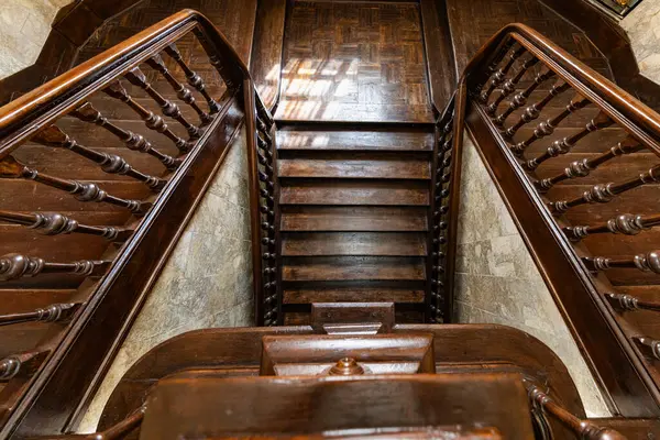 Eski Bir Binanın Büyük Merdivenlerini Süslemek