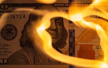 Yanan ABD 100 Dolar Faturası