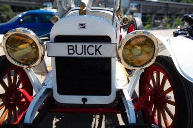 Klasik Beyaz Buick Car 'ın ön görüntüsü