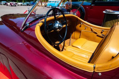 Lviv, Ukrayna 'da Üstü açılabilen Vintage Jaguar XK serisinin iç ve yan görüntüsü