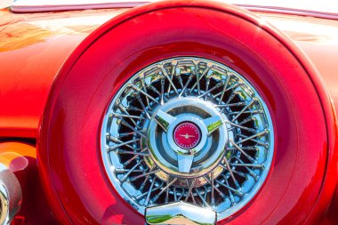 Bir Vintage Kırmızı 1955 model Ford Thunderbird 'ün Krom Tel Çarkıfeleği