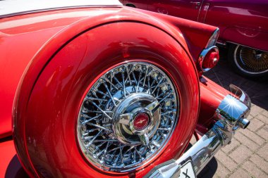 Bir Vintage Kırmızı 1955 model Ford Thunderbird 'ün Krom Tel Çarkıfeleği