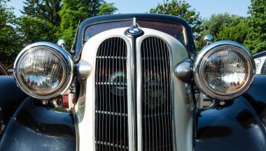 Vintage Siyah ve Beyaz BMW 326 veya 321 Araç Ön Görünümü