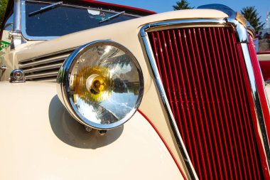 Vintage Cream ve Red Renault Celtaquatre Car 'ın ön görüntüsü