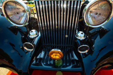 Siyah Rolls-Royce Phantom III 'ün ön görüntüsü