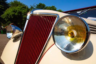 Vintage Cream ve Red Renault Celtaquatre Car 'ın ön görüntüsü