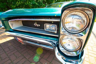 Klasik Yeşil Pontiac GTO Kas Arabası Ön Görünümü