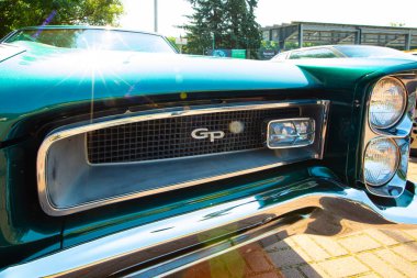 Klasik Yeşil Pontiac GTO Kas Arabası Ön Görünümü