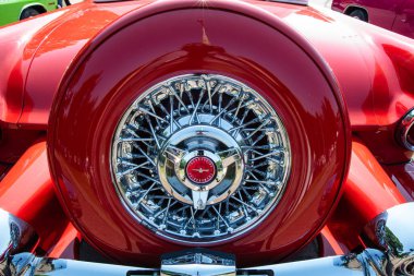 Bir Vintage Kırmızı 1955 model Ford Thunderbird 'ün Krom Tel Çarkıfeleği