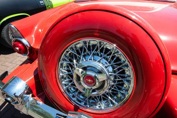 Bir Vintage Kırmızı 1955 model Ford Thunderbird 'ün Krom Tel Çarkıfeleği