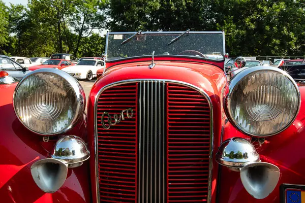 Vintage Red Aero tipi 50 Roadster veya 1938 Audi 'nin ön görüntüsü