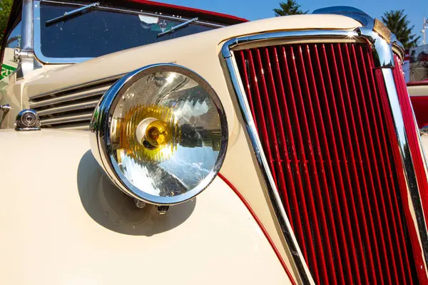 Vintage Cream ve Red Renault Celtaquatre Car 'ın ön görüntüsü