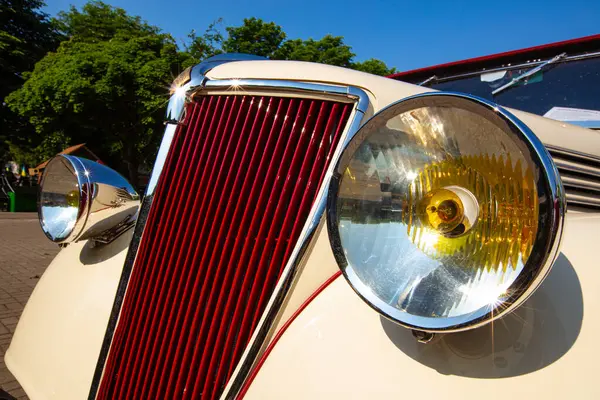 Vintage Cream ve Red Renault Celtaquatre Car 'ın ön görüntüsü