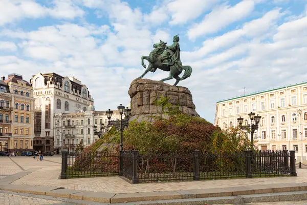 Kyiv, Ukrayna - 22 Ekim 2018: Kyiv 'deki Bohdan Khmelnytskyi Anıtı